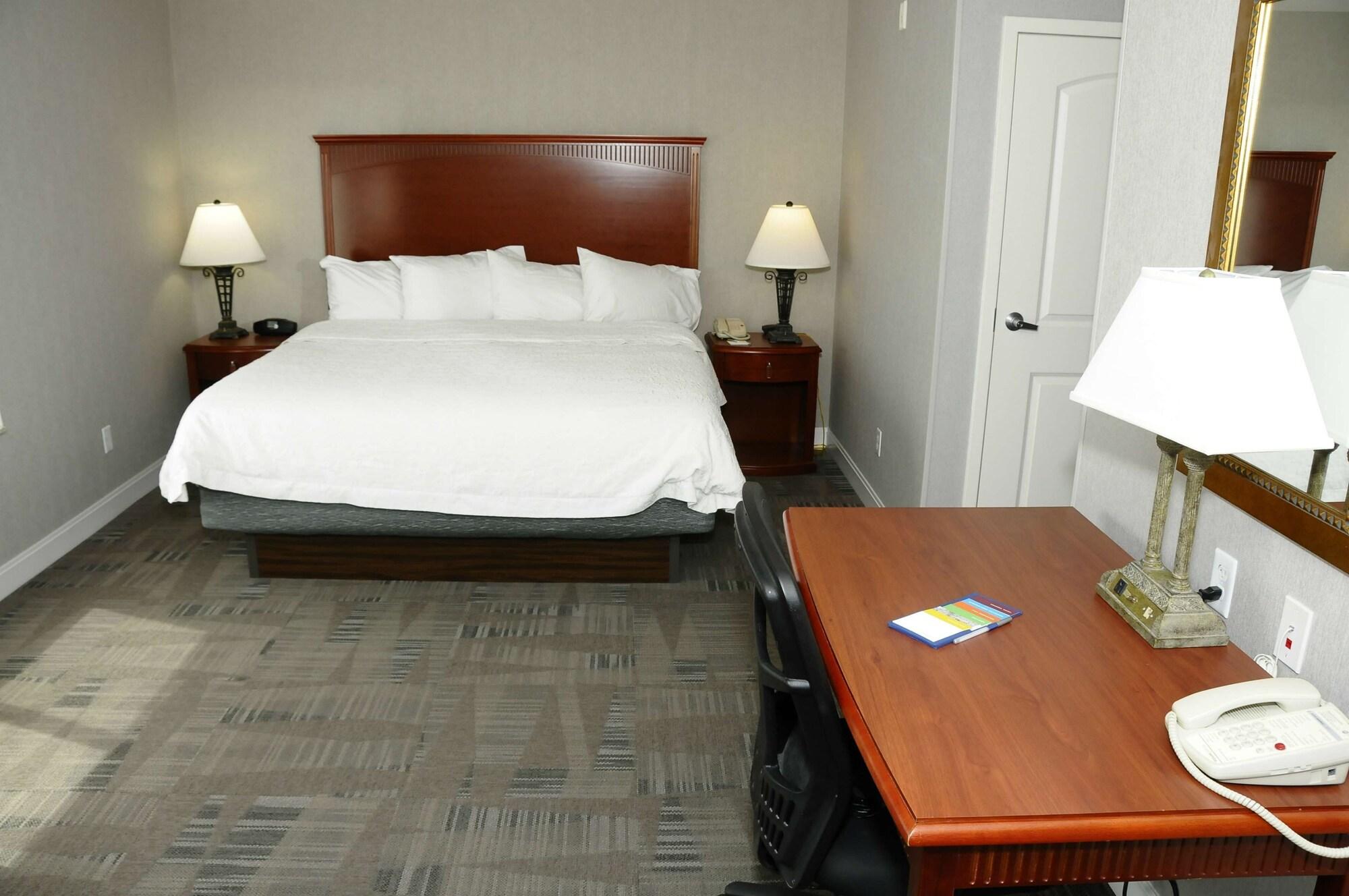 Hampton Inn & Suites Redding Exterior photo