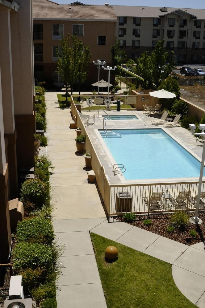 Hampton Inn & Suites Redding Exterior photo