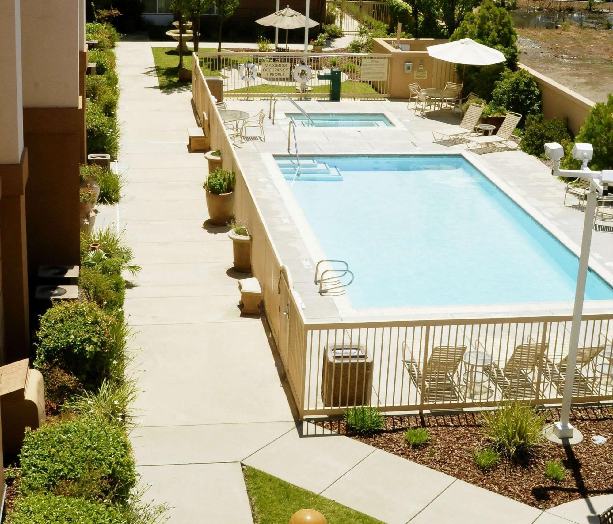 Hampton Inn & Suites Redding Exterior photo